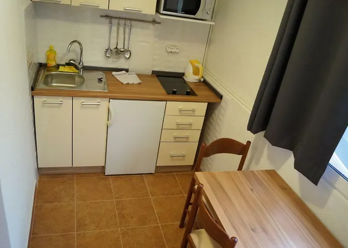 Mario With Private Parking Appartement Makarska