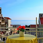 Mario With Private Parking Apartman
