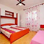 Mario With Private Parking Apartman Makarska