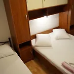 Mario With Private Parking Apartman