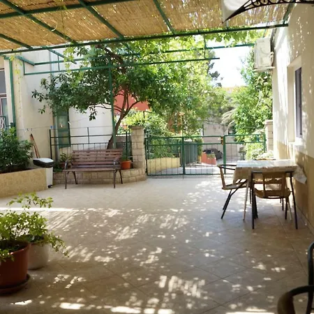 Mario With Private Parking Apartament Makarska