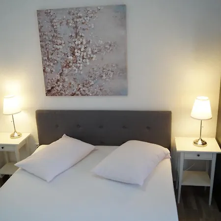 Mario With Private Parking Daire Makarska