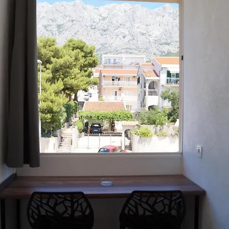 Mario With Private Parking Apartament Makarska
