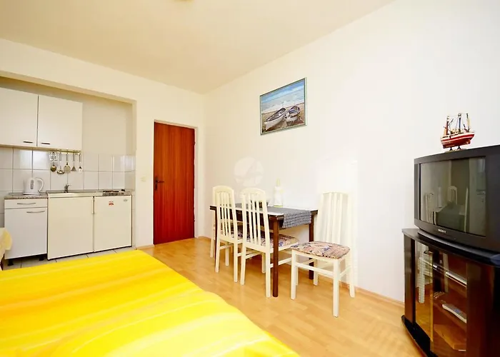 Mario With Private Parking Макарска